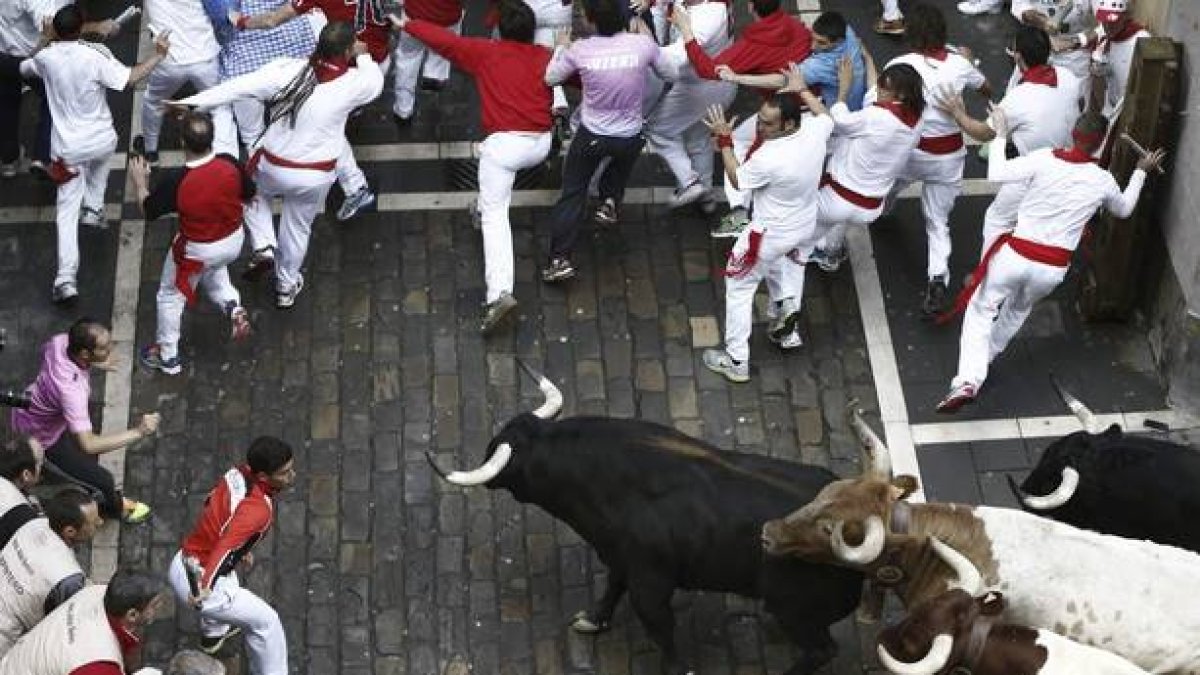 Los mozos se apartan de un toro, en el cuarto encierro de los sanfermines.