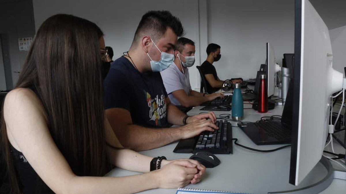 Una gran parte de la plantilla de diez personas se formó en el centro de FP María Auxiliadora de León, aparte de sus conocimientos autodidácticos. fernando otero
