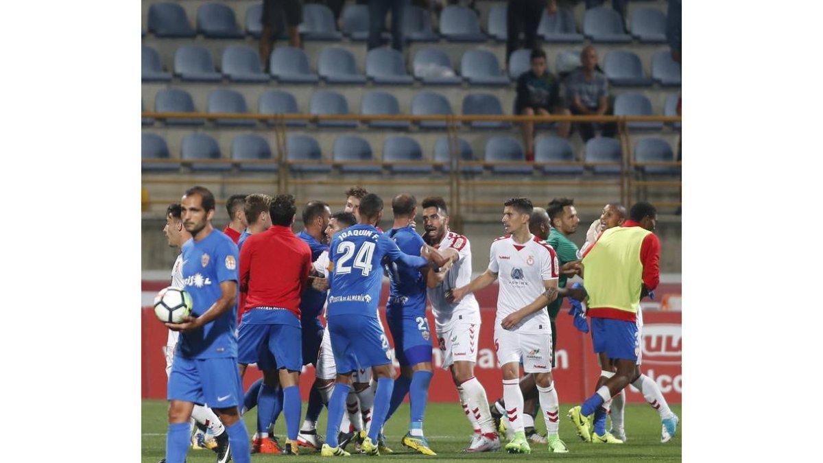 Yasser, en la tangana al final del partido entre la Cultural y el Almería.