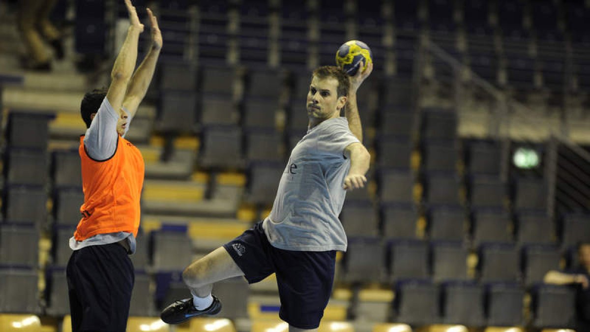 El central serbio Dalibor Cutura hace un lanzamiento durante el último entrenamiento.