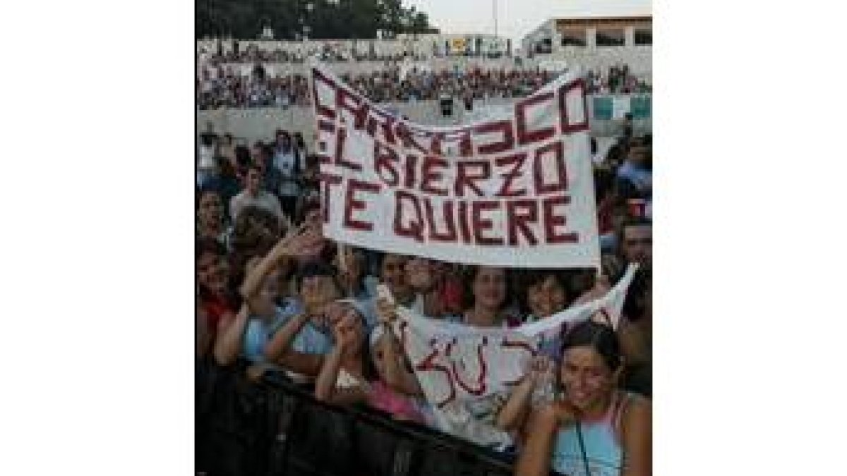 Algunos fans incluso portaron pancartas sobre sus ídolos