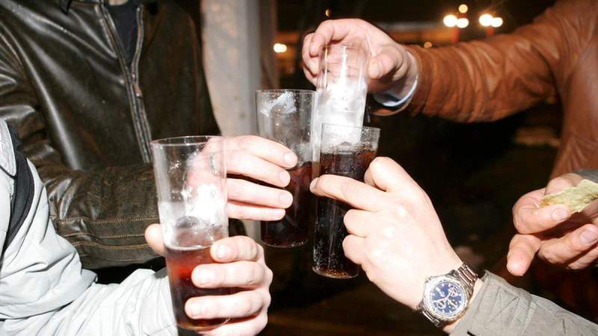 Cada vez más jóvenes experimentan con las drogas para emborracharse antes.