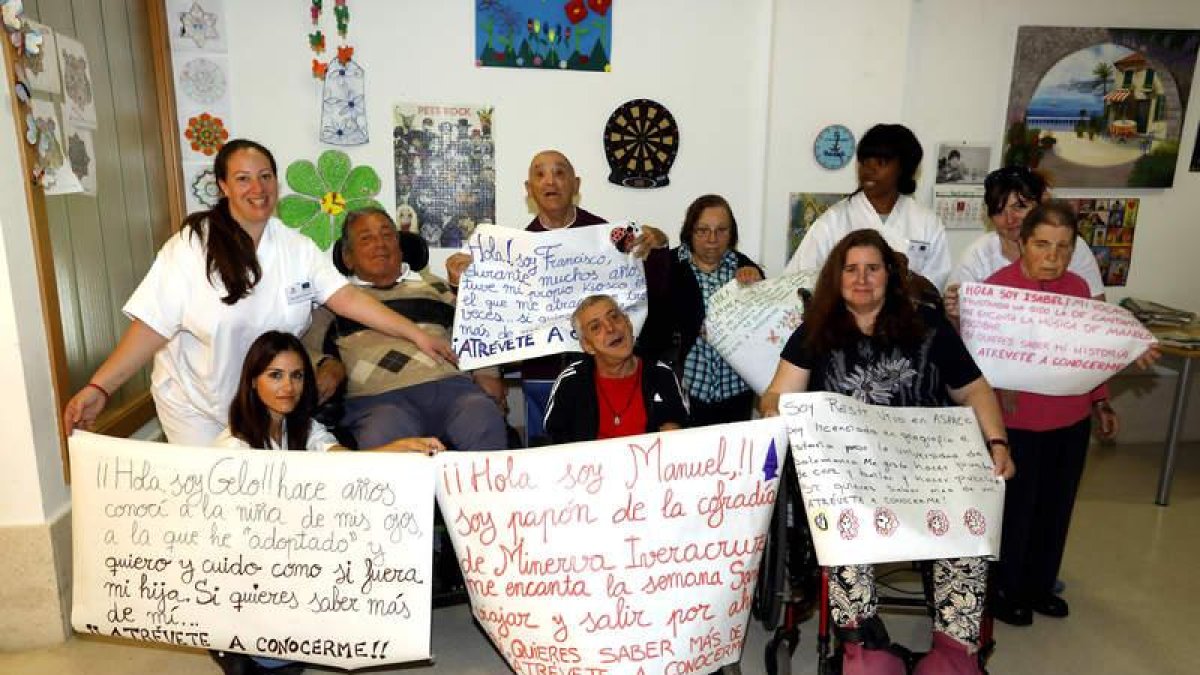 Un grupo de usuarios de Aspace con los carteles que sacarán hoy a la calle en la campaña 'Atrévete a conocerme'.