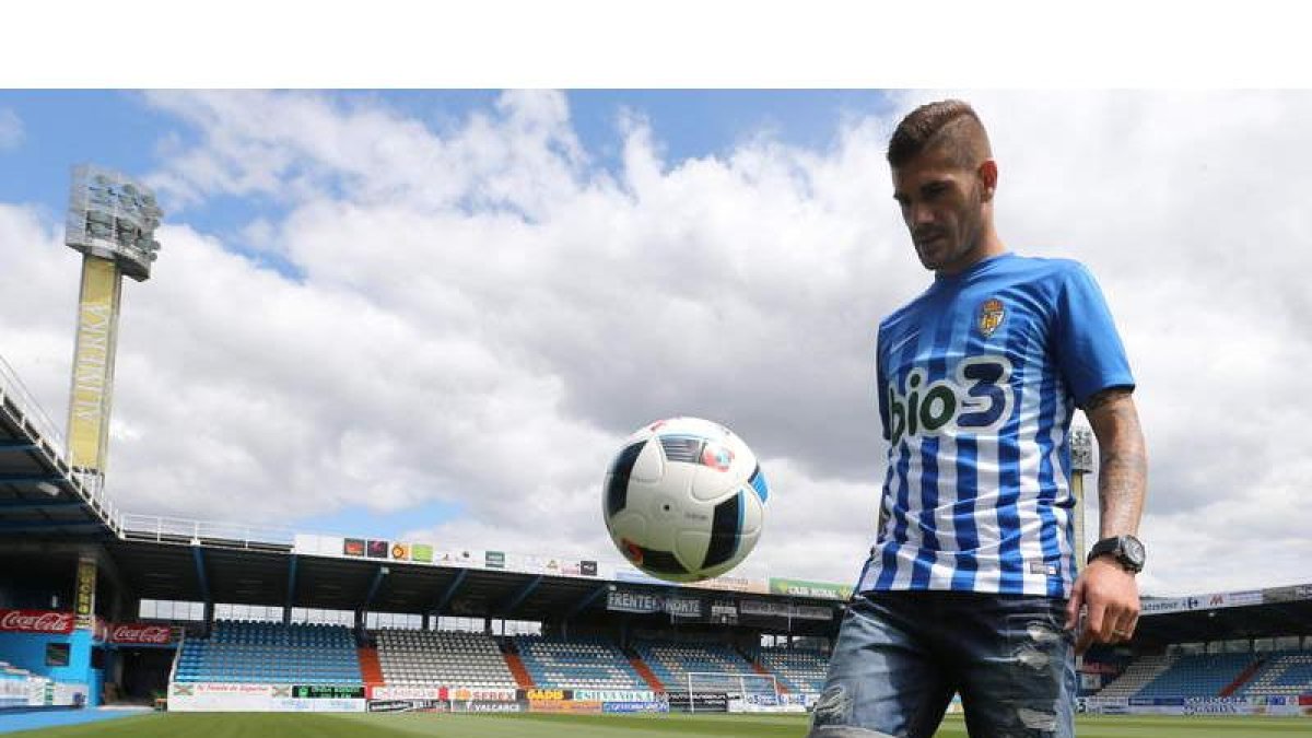 Raúl Fuster se enfundó la camiseta blanquiazul de la Deportiva para saltar al césped de El Toralín tras su presentación. ANA F. BARREDO