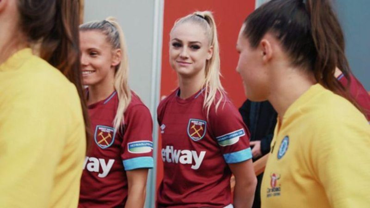 Alisha Lehmann, del Aston Villa (de rojo en el centro) sonríe a su novia, Ramona Bachmann, antes de enfrentarse.