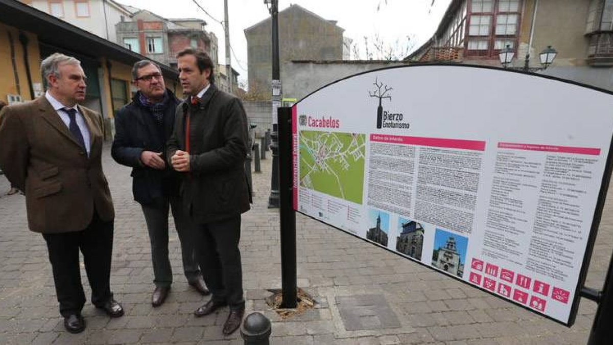 El director general de Turismo, con Robla y Canedo, tras descubrir un panel informativo de la ruta del vino en Cacabelos.