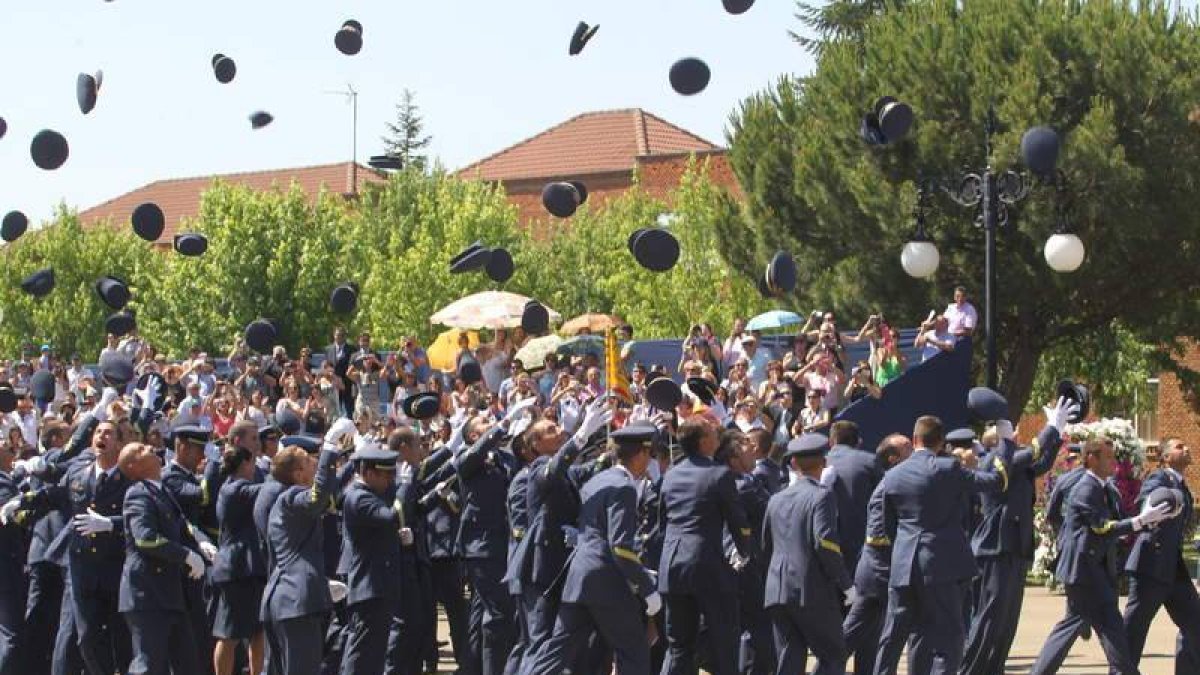 Gorras al aire tras el «rompan filas».