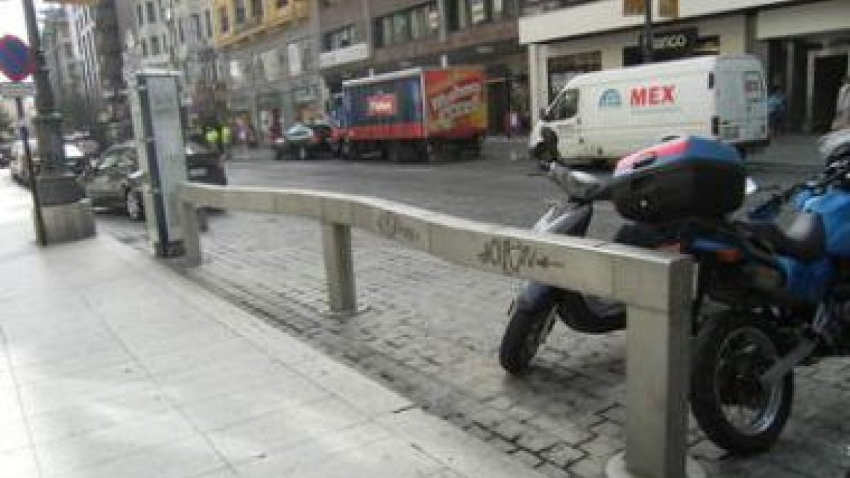 El punto de préstamo de Ordoño II, frente al consistorio, sigue sin bicicletas.