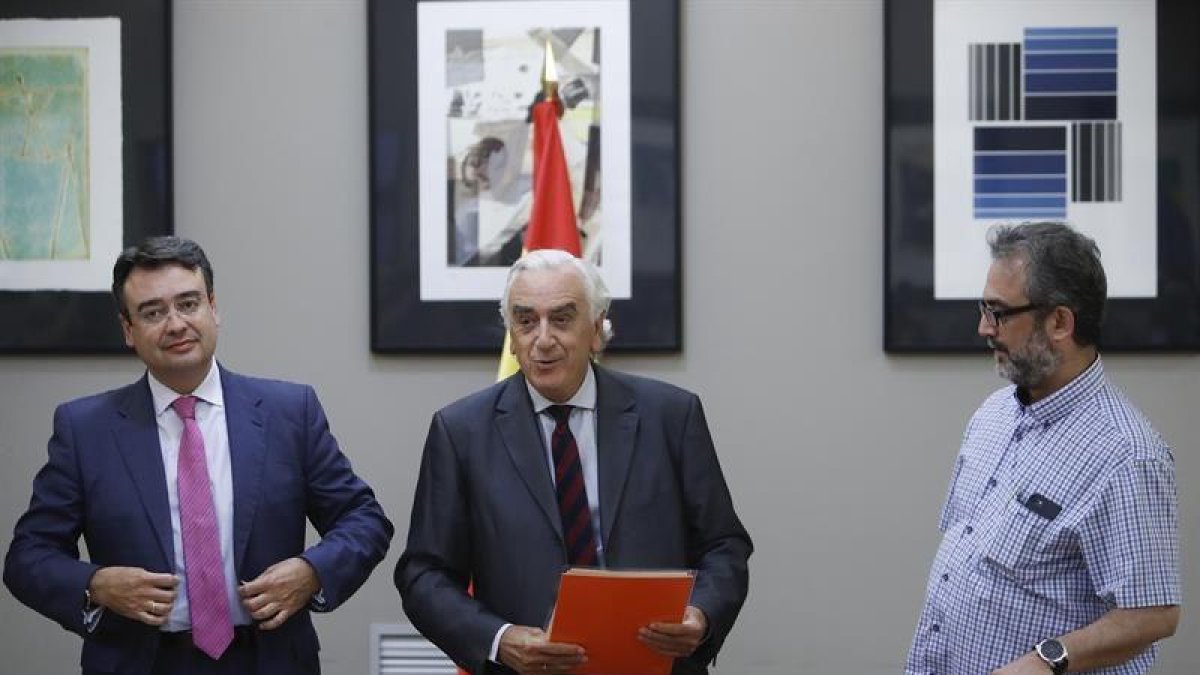 Acto de entrega del laudo a los representantes de las partes implicadas