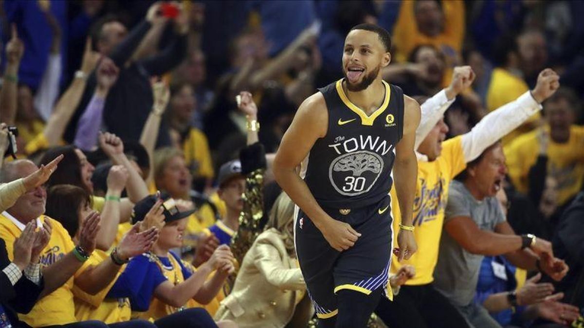 Stephen Curry celebra su primer triple en la eliminatoria frente a los Pelicans.