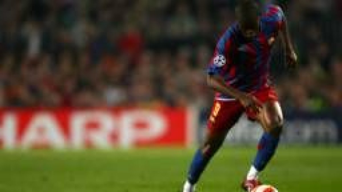 Eto'o, que reapareció frente al Osasuna, se quedó en casa para seguir con su recuperación