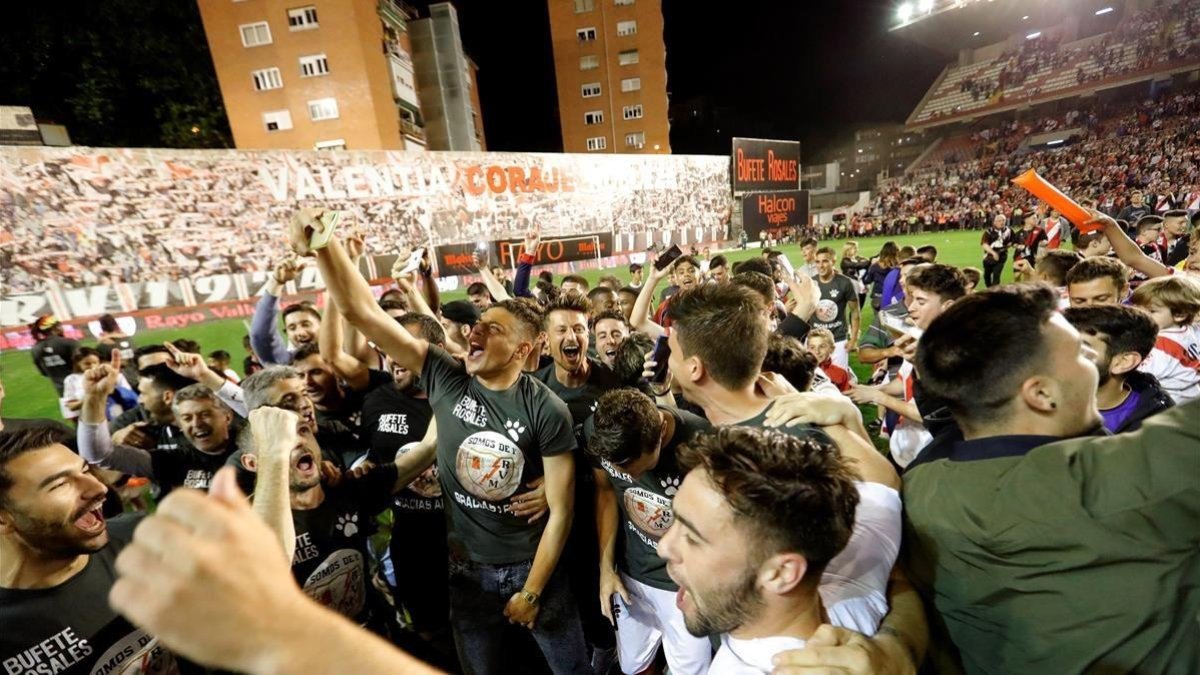 Jugadores y aficionados del Rayo celebran el ascenso a Primera en Vallecas el pasado mayo /