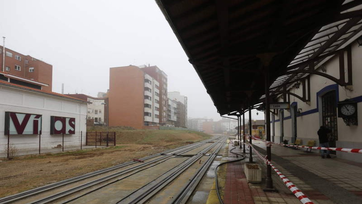 Aspecto de las obras de Feve en la zona de la estación, ayer.