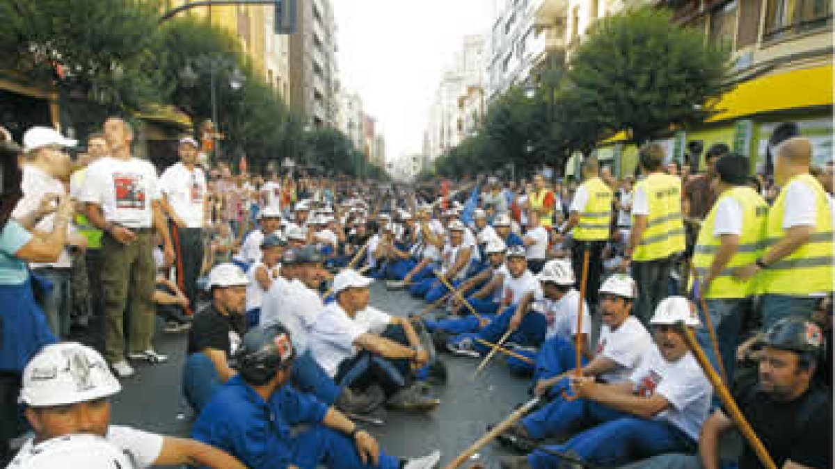 Varios mineros, en la novena y última jornada de la Marcha Negra, entre Villadangos del Páramo y Leó
