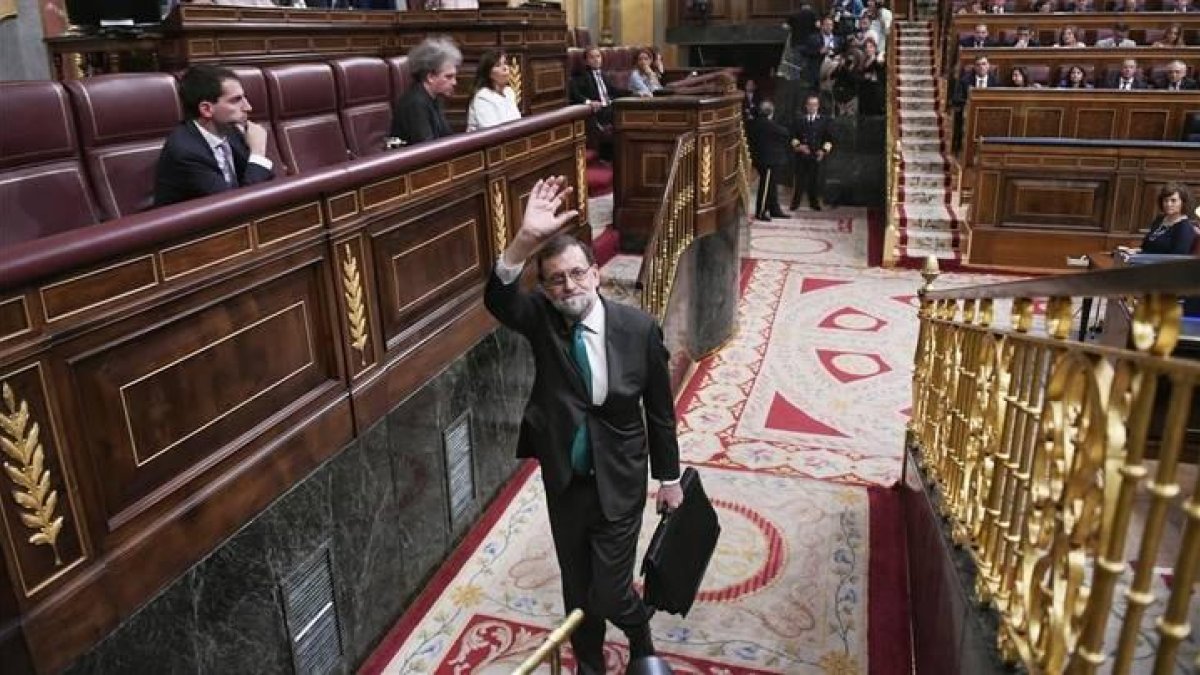 El adiós de Rajoy al salir del Congreso: la imagen icónica de la moción.