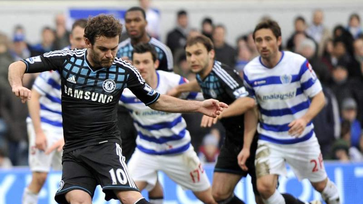 Mata marca de penalti el 1-0 al Queens Park durante la cuarta ronda de la Copa de Inglaterra.