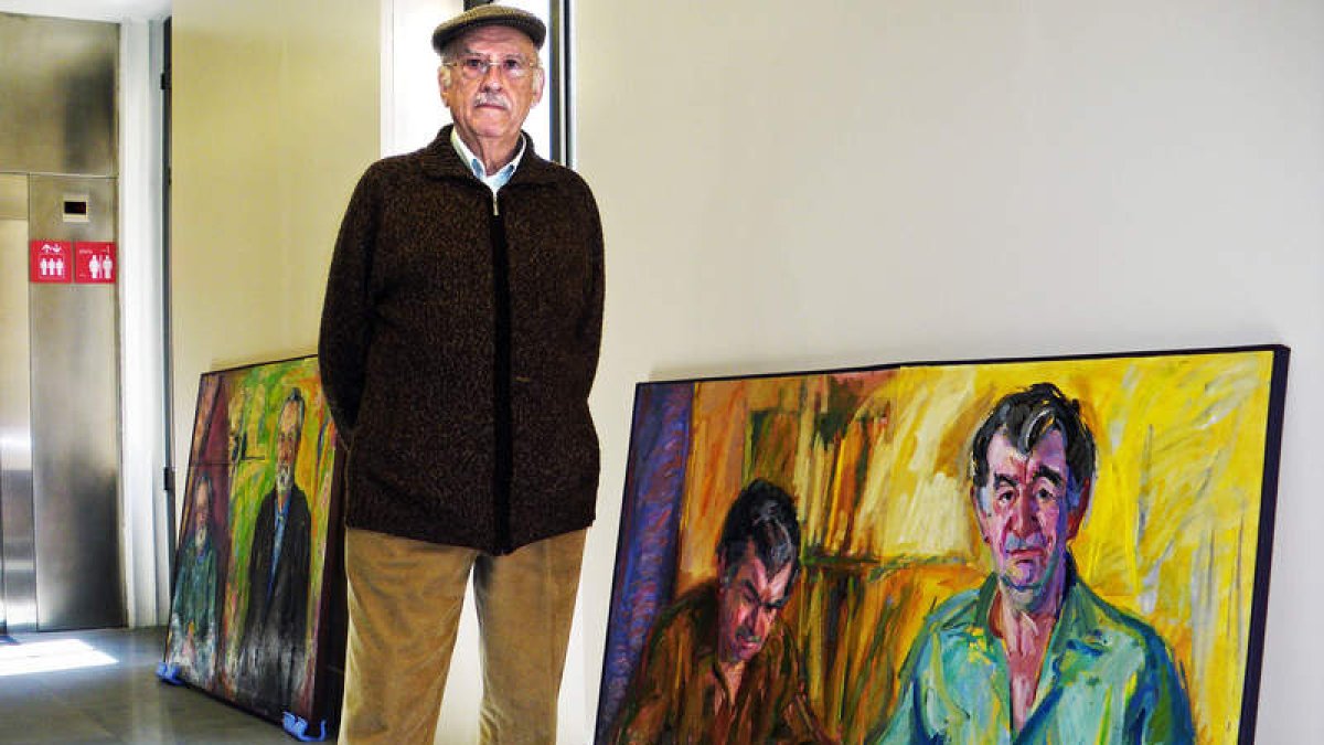Modesto Llamas y su retrato de Gamoneda, uno de los que ha donado a la Diputación.
