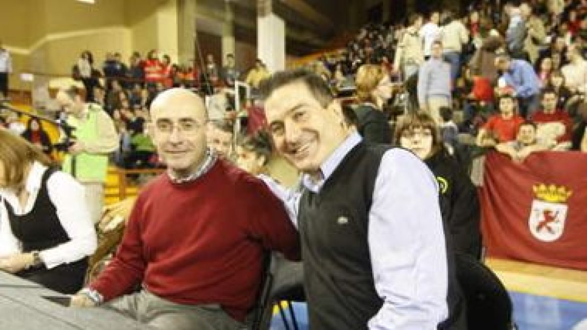 Los dos técnicos disfrutando de un partido en el Palacio de Deportes de León.