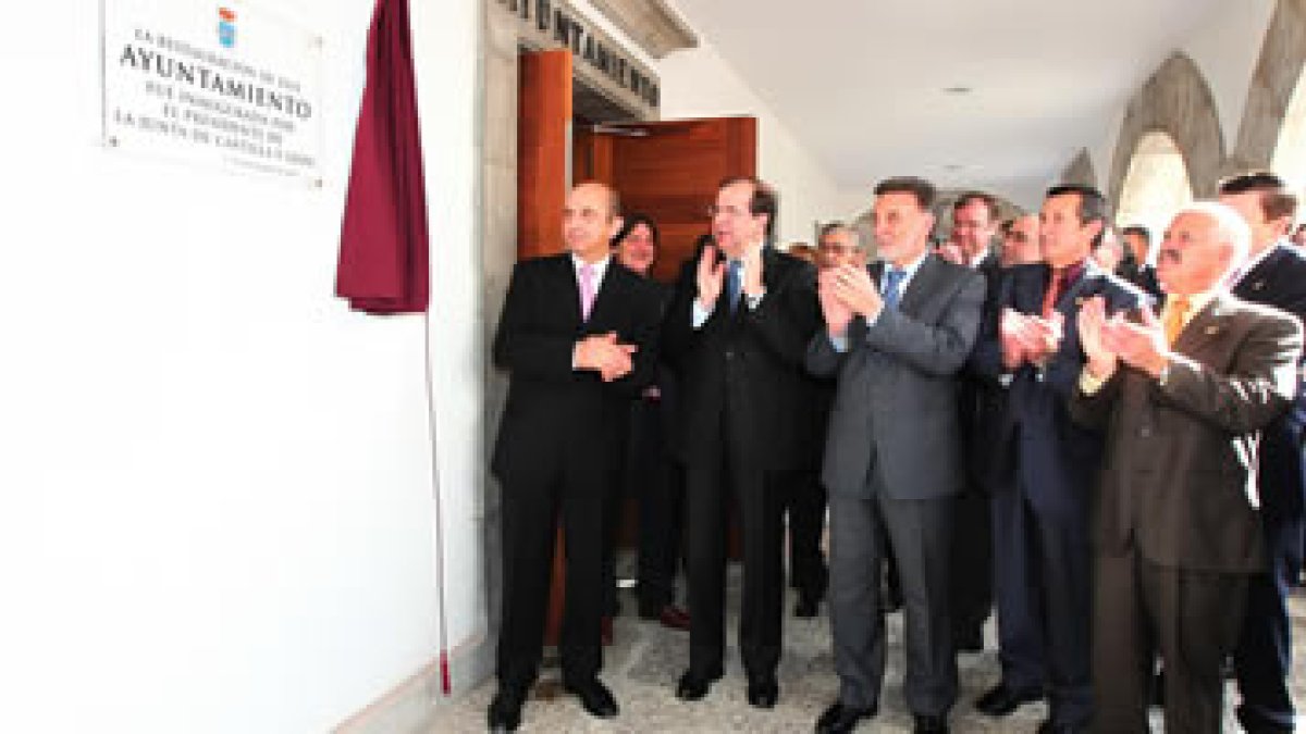 Herrera en la inauguracion de la restauracion del Ayuntamiento de La Pola.