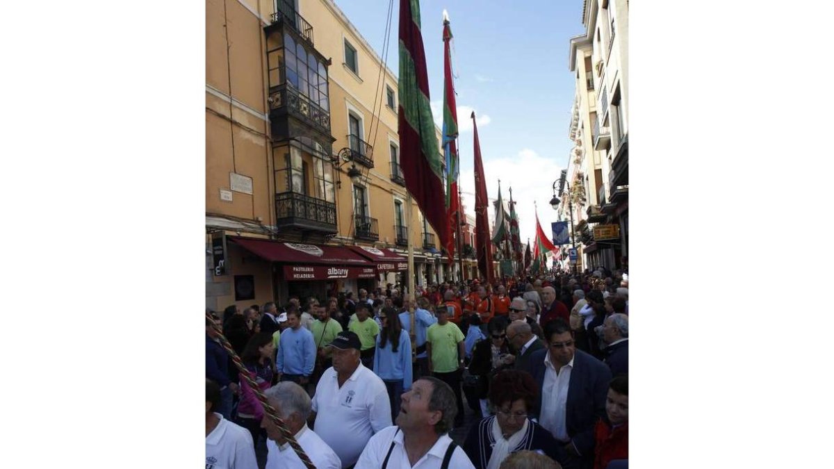 Los pendones, en su recorrido previo por la Calle Ancha.