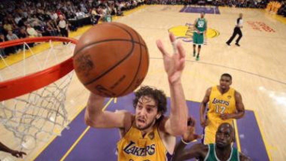 El jugador de los Lakers Pau Gasol disputa un rebote ante Garnett de los Celtics.