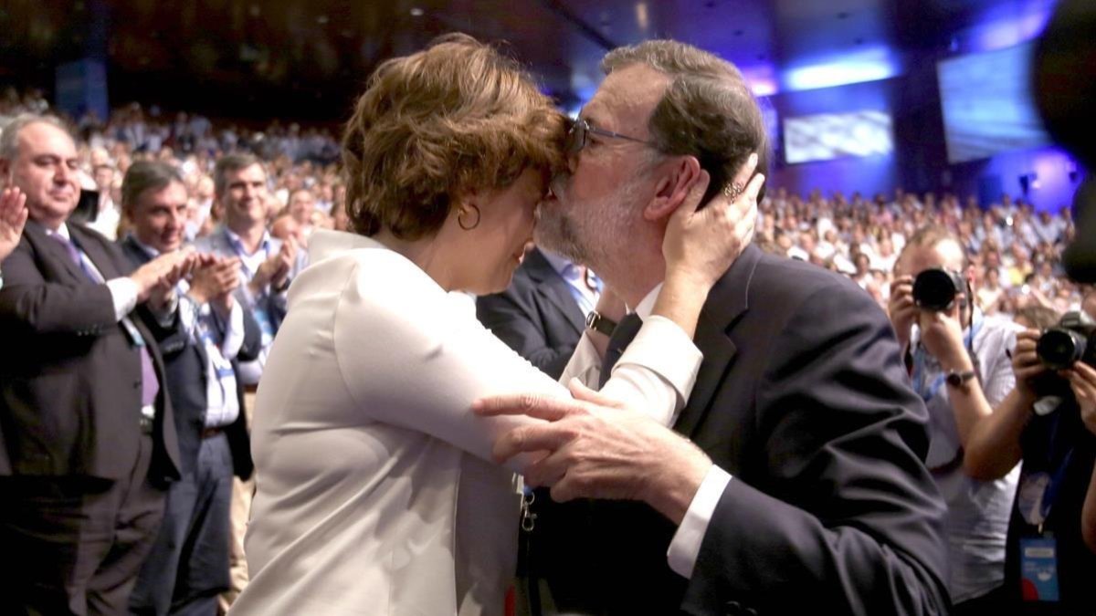 Rajoy se despide de Santamaría tras haber pronunciado su último discurso como presidente del PP, el viernes en el congreso del PP.