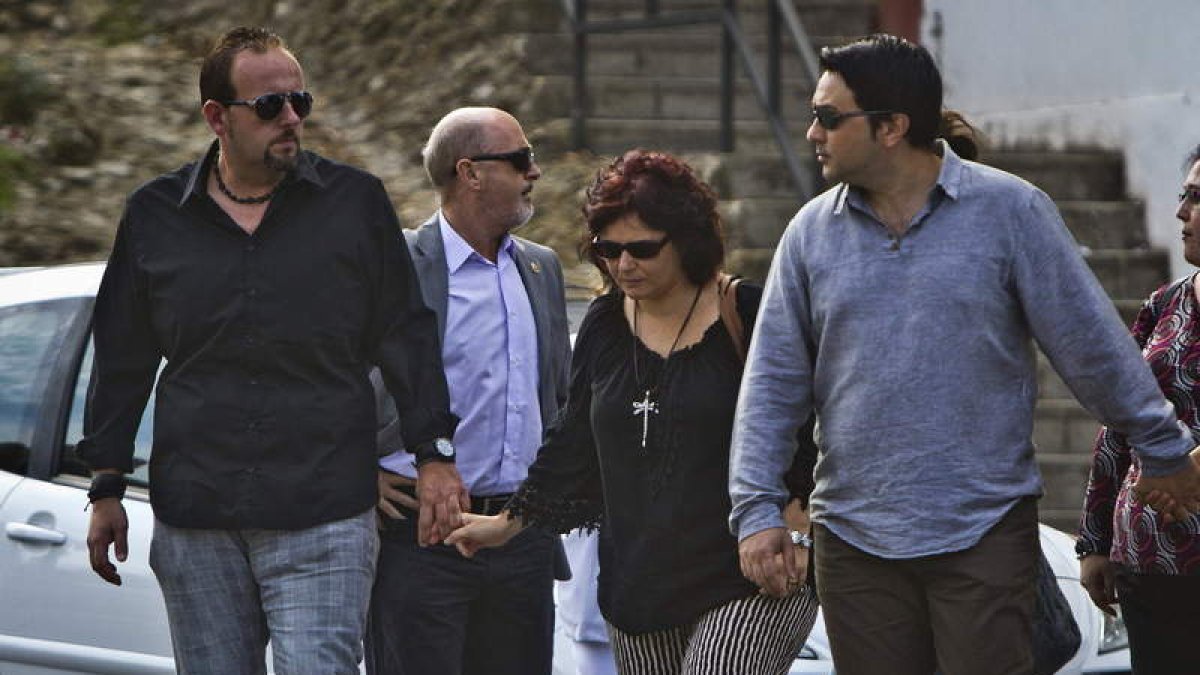 Ruth Ortiz llega acompañada por familiares al funeral.