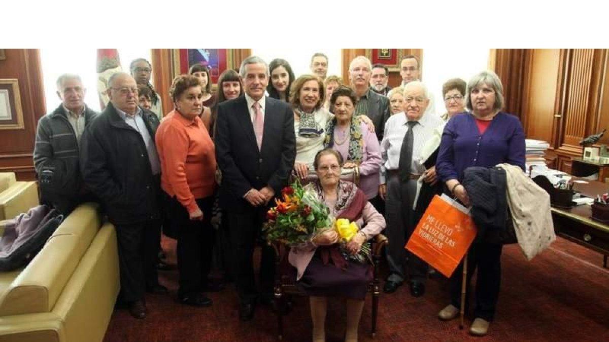 Dominga Castro, junto al alcalde y a su familia.