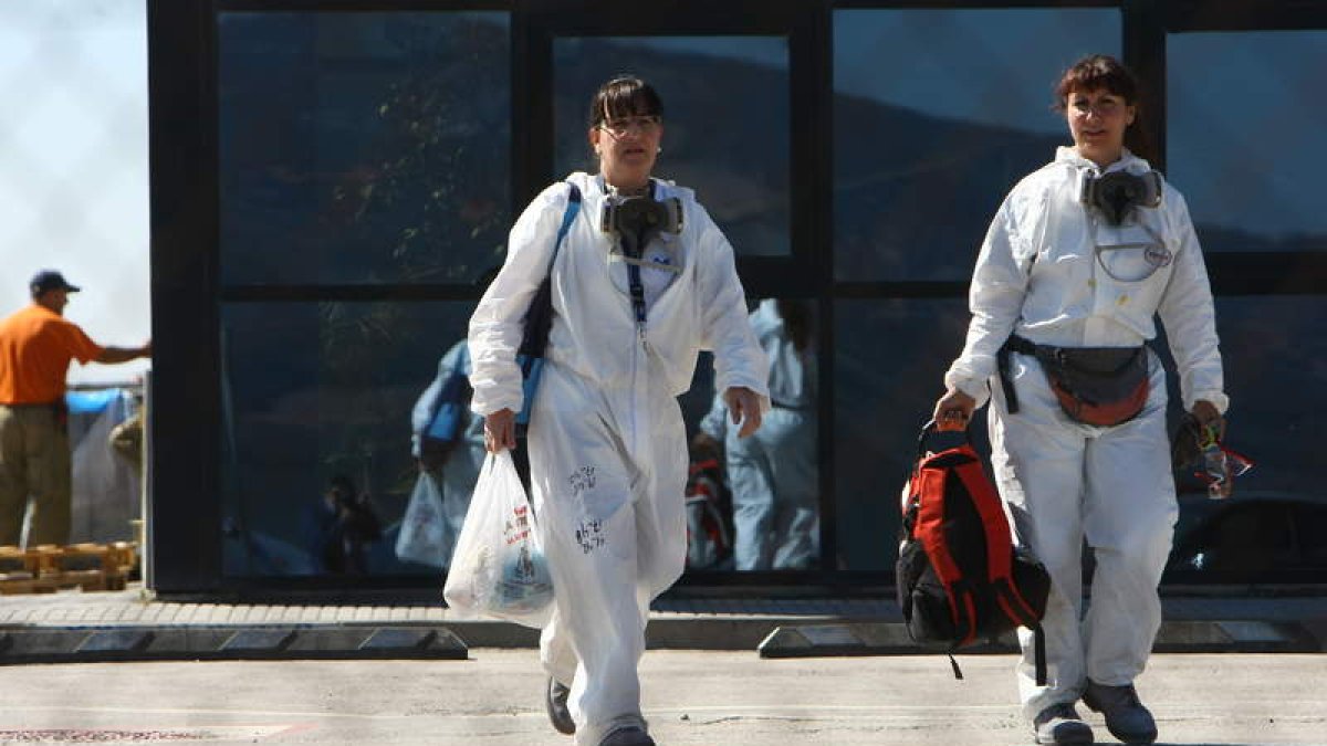 Dos trabajadoras de LM a la salida de la fábrica, en una imagen de archivo.