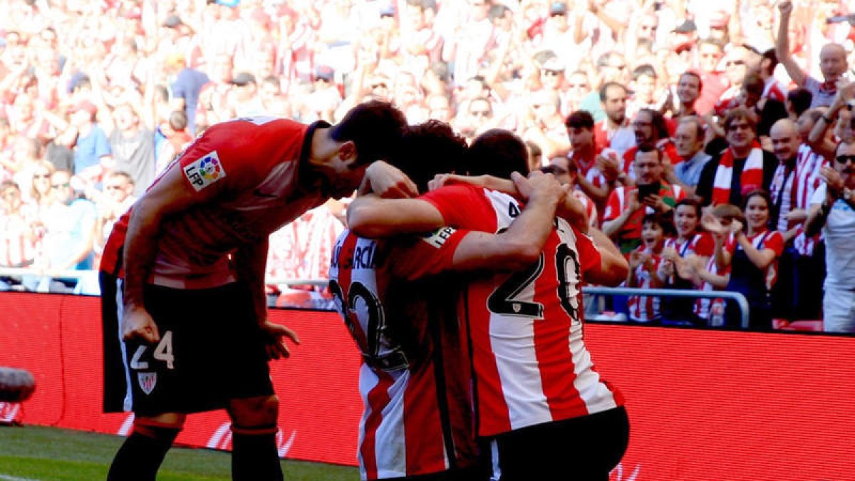 Los jugadores del Athletic celebran su segundo gol.