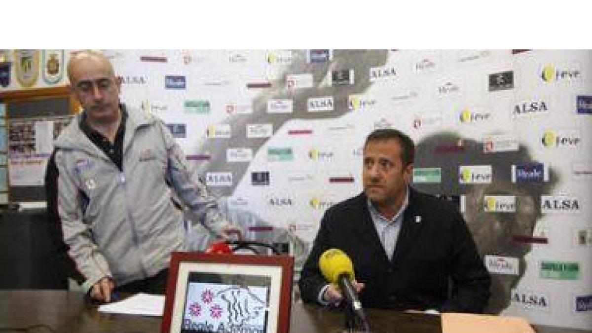 El técnico Jordi Ribera y el presidente Carlos Pollán durante la rueda de prensa que dieron ayer