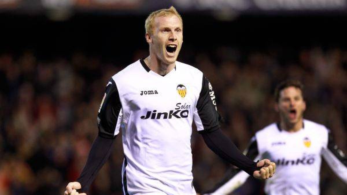Mathieu, durante un partido disputado esta temporada con el Valencia.
