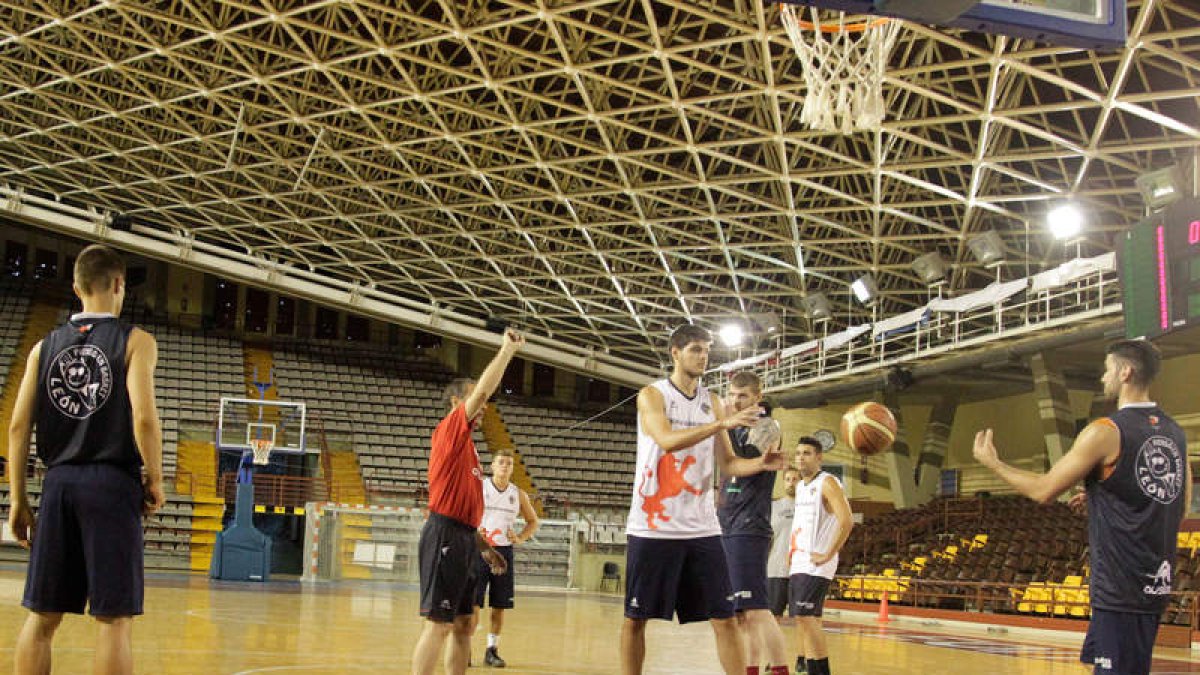 El Agustinos E.Leclerc inicia su caminar en la categoría LEB-Plata de baloncesto. SECUNDINO PÉREZ