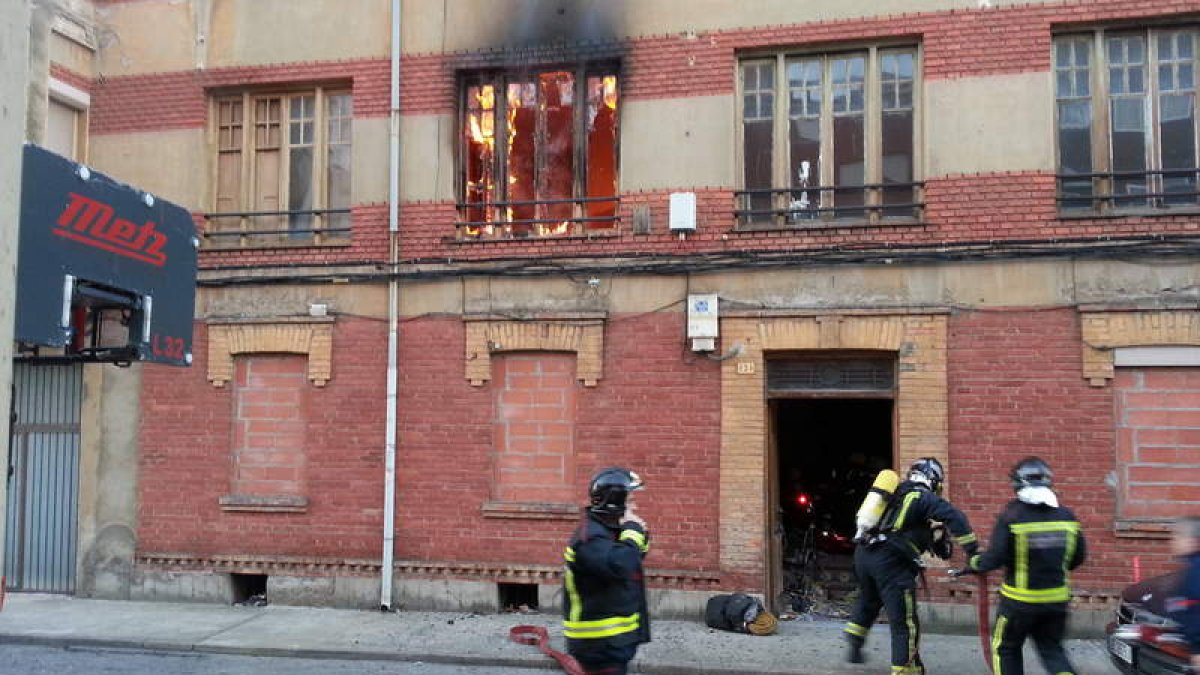 El incendio causó daños a una vivienda y la policía tuvo que desalojar a tres personas.