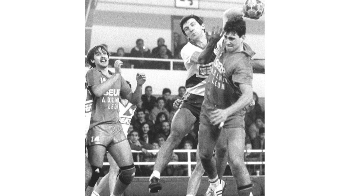 Carlos Álvarez, junto a Juan Arias, en un partido con el Ademar en la década de los 90.