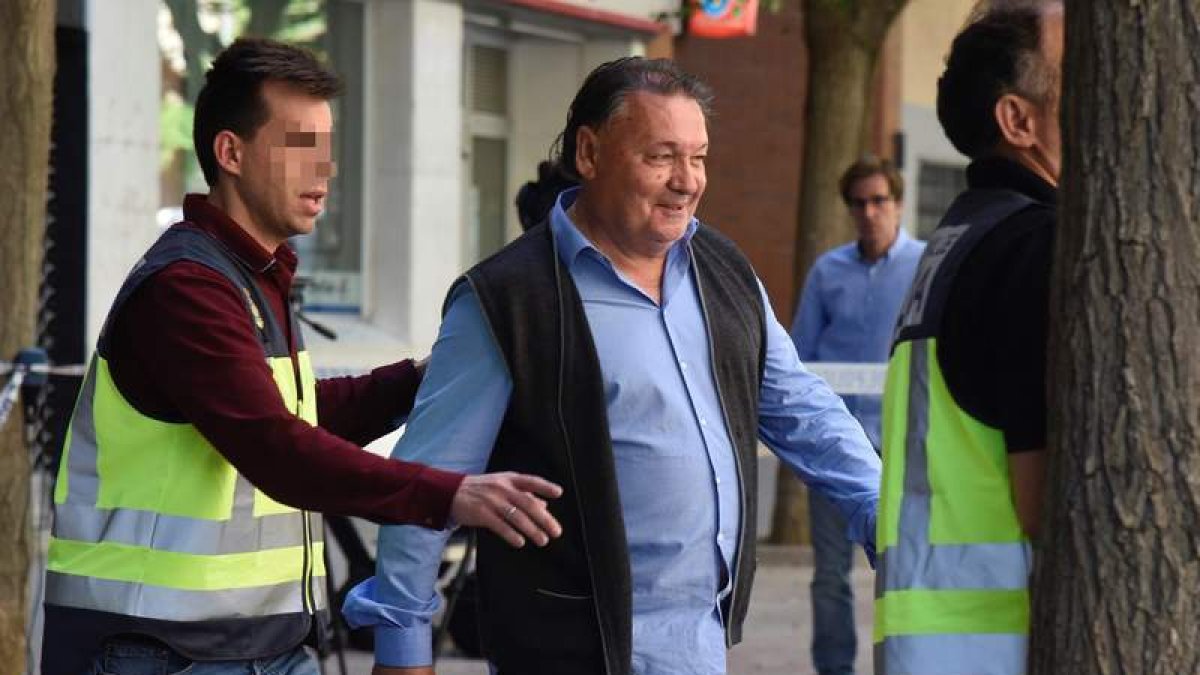 El presidente del Huesca, Agustín Lasaosa, tras ser detenido durante la Operación Oikos. JAVIER BLASCO