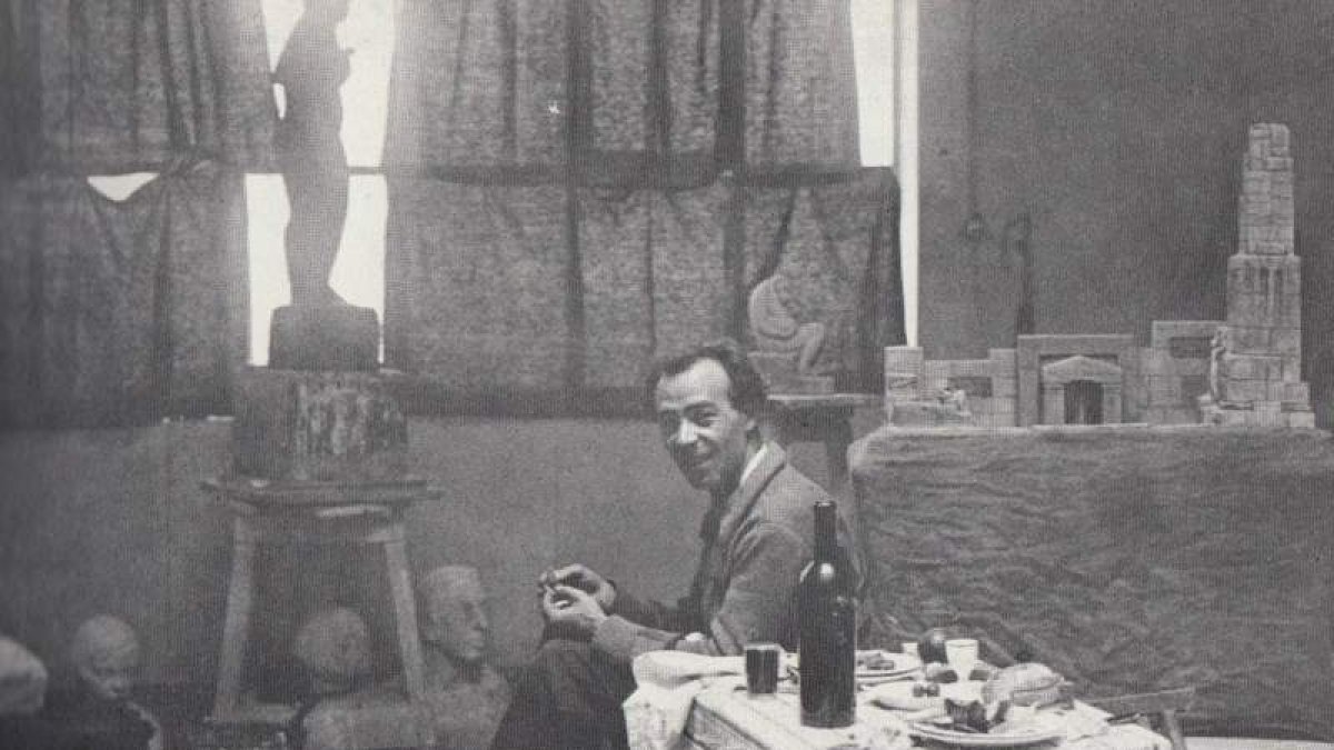 El artista Emiliano Barral en su estudio