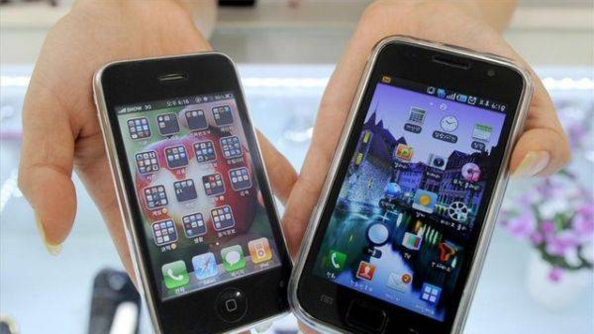Un iPhone 3G (izquierda) y el Galaxy S, en una tienda de Seúl en el 2010.