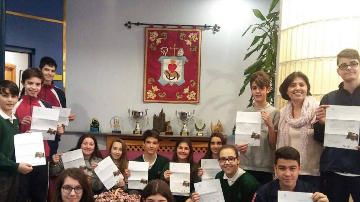 Los alumnos muestran orgullosos la misiva del papa. DL