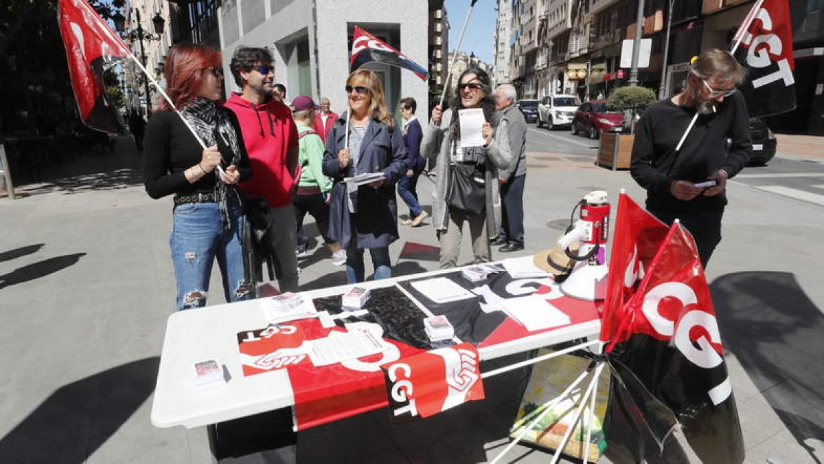 Javier Álvarez posa con una bandera del Bierzo. DL