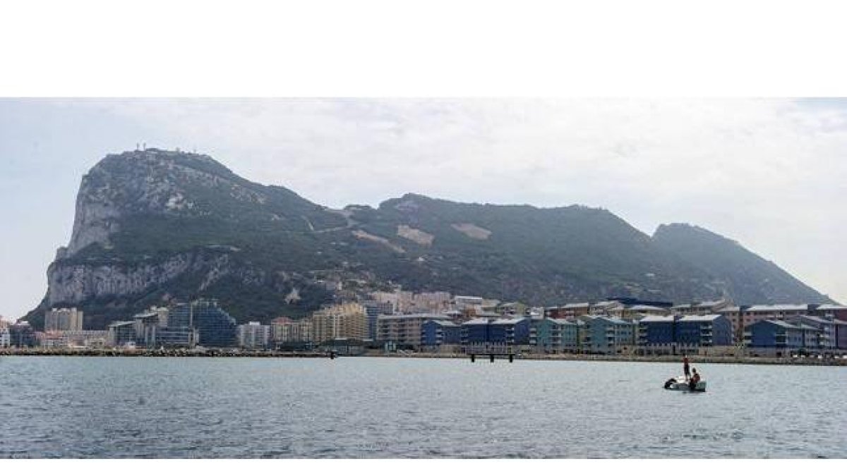Vista de la bahía de Algeciras, con el peñón de Gibraltar al fondo.