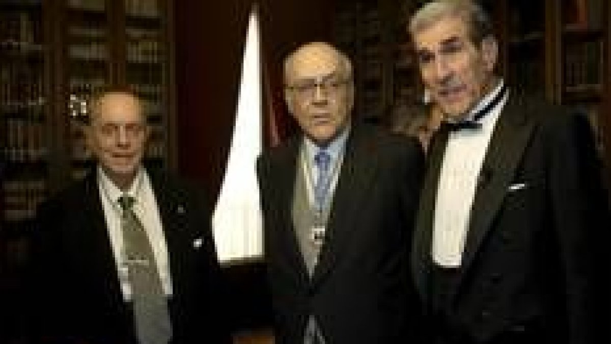 Manuel Fraga y Leopoldo Calvo-Sotelo, junto a Fernando Suárez, durante el acto de ayer en Madrid