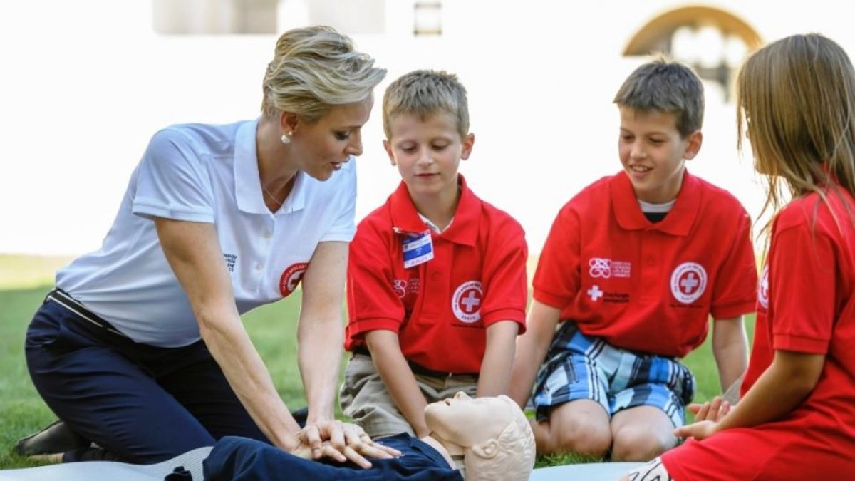 Charlène de Mónaco enseña primeros auxilios a un grupo de niños en la sede de las Naciones Unidas en Génova.