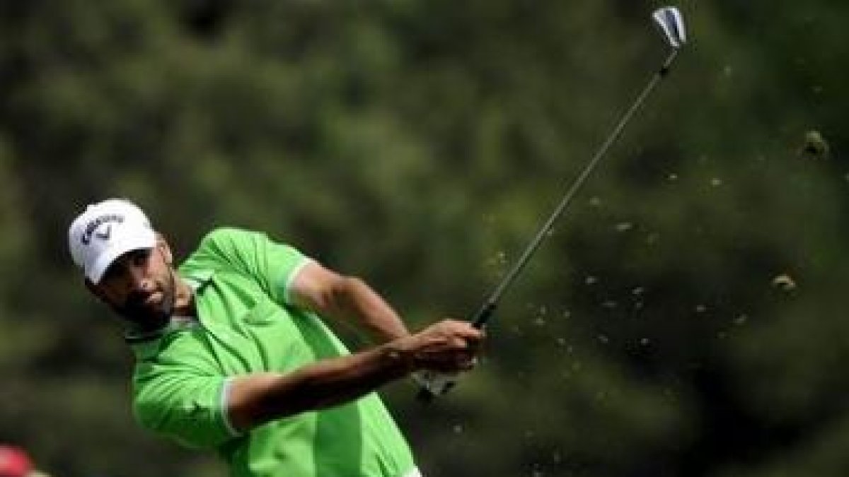 El golfista español Álvaro Quirós en un golpe de salida.