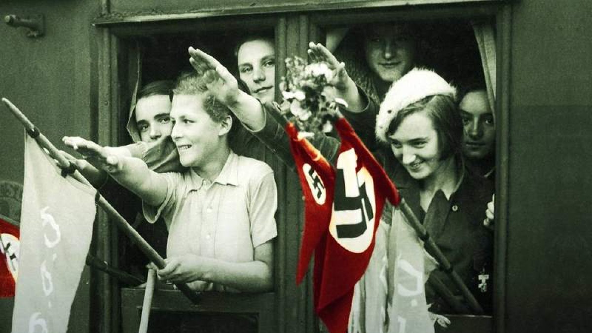 Imagen de la portada del libro ‘Arpías de Hitler’, de Wendy Lower.