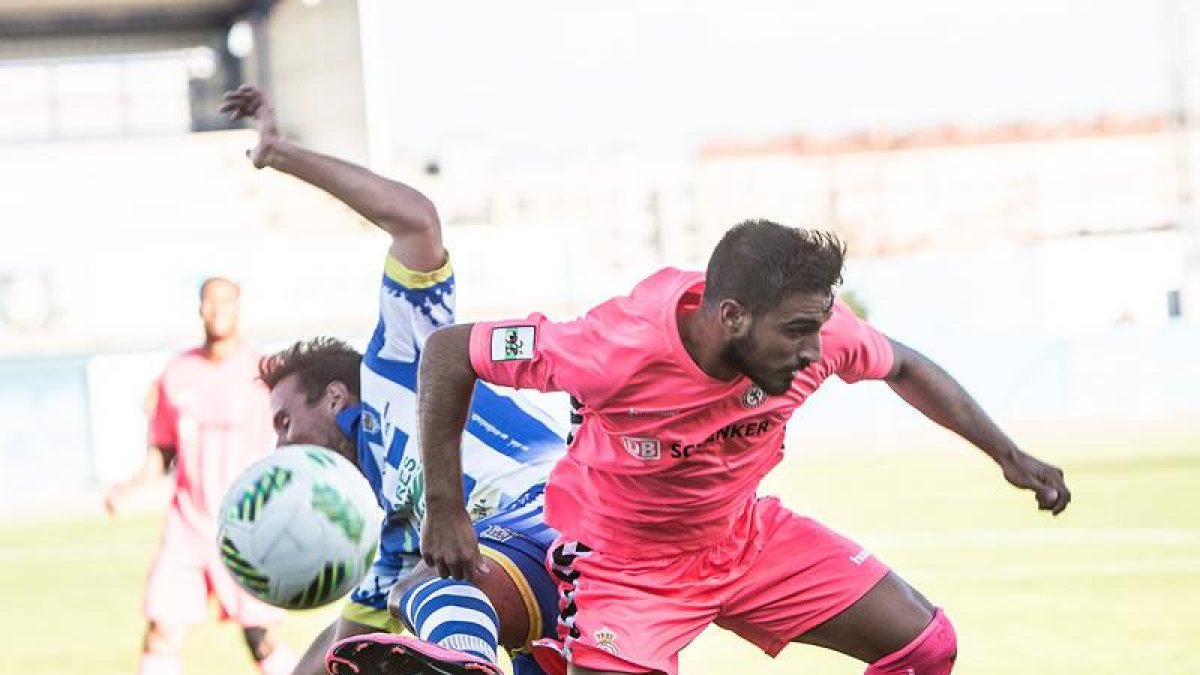 Fornies se lleva el balón ante un rival.