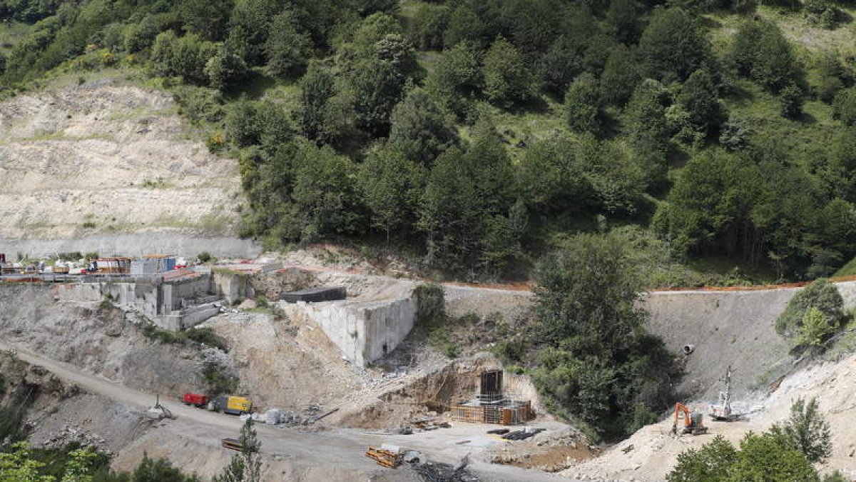 Trabajos de reparación en el viaducto del Castro. ANA F. BARREDO