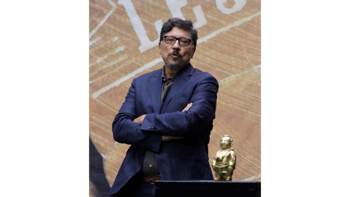 Conocido por su carrera de actor, Carlos Bardem es un prestigioso autor de calidad literaria. En la imagen, tras ganar el premio Dashiell Hammett ‘ex aequo’ con Nicolás Ferraro en la Semana Negra de Gijón.