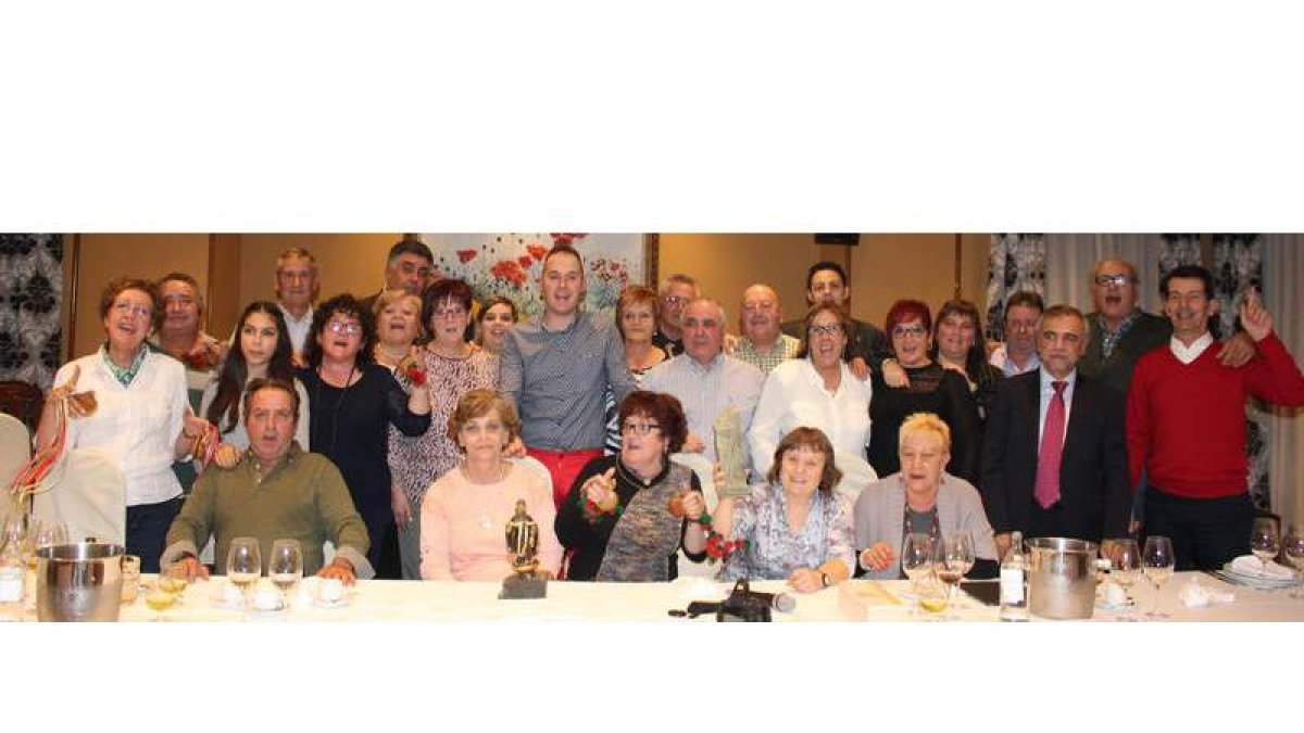 Los hermanos de San Antón junto a los pendoneros de La Bañeza y el alcalde, José Miguel Palazuelo, tras el premio.