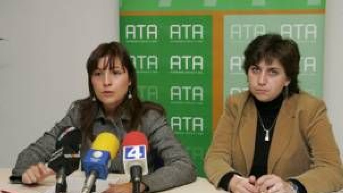 Soraya Mayo y Elena Melgar, durante la rueda de prensa de ayer en León